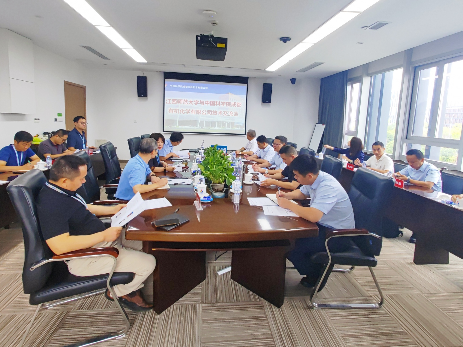 陈芬儿院士一行来访成都有机