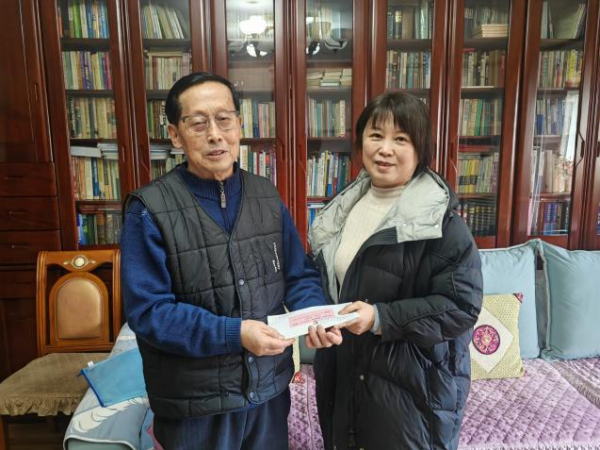 成都有机春节前夕看望离退休老干部老党员