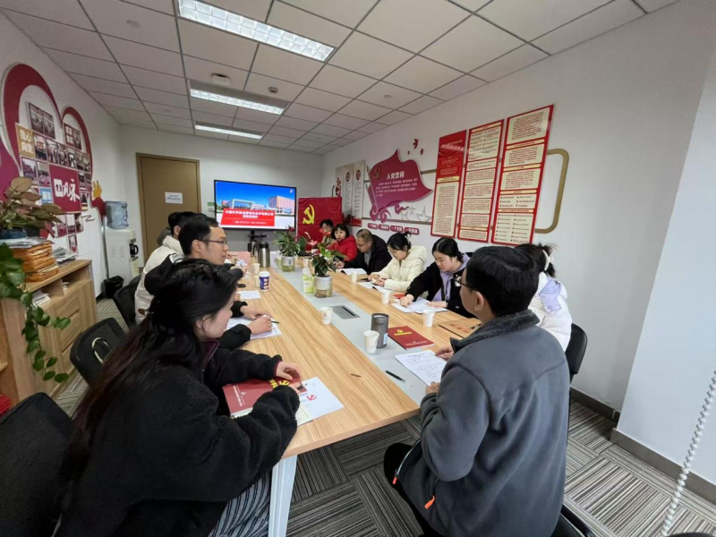 公司举行新党员入党宣誓和新党员培训会